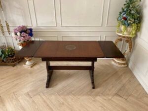 wooden dining table Can be extended to both sides.