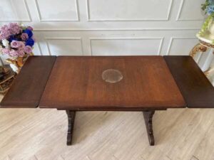 wooden dining table Can be extended to both sides.
