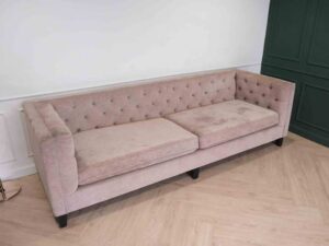 Tuxedo sofa, 2-3 seats, fabric upholstery, brown button-pull backrest, wooden frame, black legs