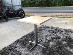 Square dining table Steel legs, wooden top
