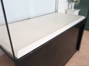 Jewelry showcase cabinet, display showcase cabinet, display cabinet, black wooden frame, white display base, 2 sliding doors, with wheels.