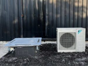 Four-way air conditioner, Daikin brand, model FCRN30FXV1S, size 30,000 BTU.