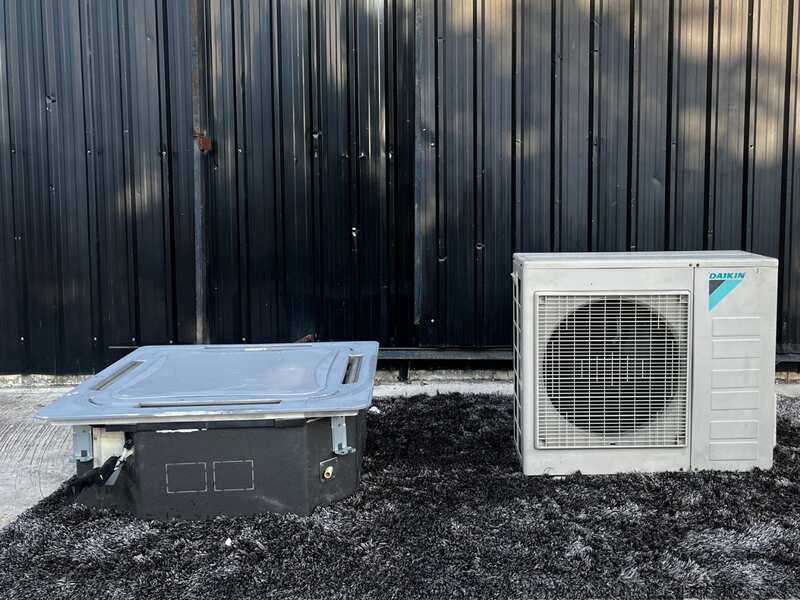 Four-way air conditioner, Daikin brand, model FCRN30FXV1S, size 30,000 BTU.