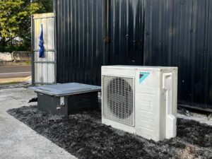 Four-way air conditioner, Daikin brand, model FCRN30FXV1S, size 30,000 BTU.