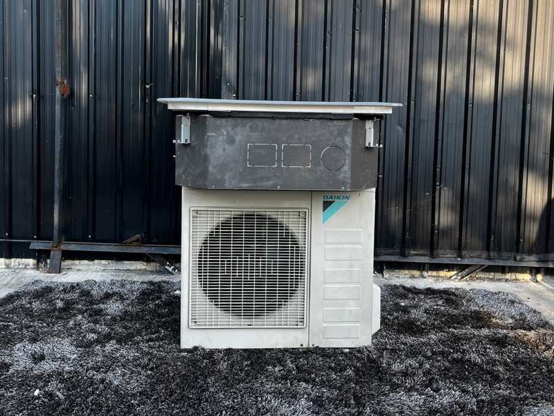 Four-way air conditioner, Daikin brand, model FCRN30FXV1S, size 30,000 BTU.