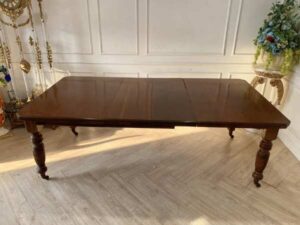 Dining table with wheels, classic style