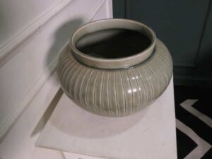 Celadon has no lid.
