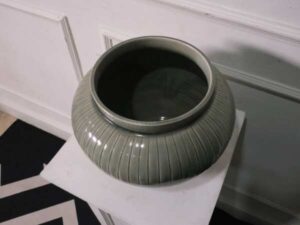 Celadon has no lid.