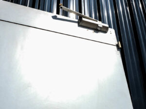 Wooden door, wood pattern outside, white inside, twist lock. There is a shock absorber to slow down opening and closing, Soft Close system.