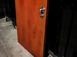 Wooden door, wood pattern outside, white inside, twist lock. There is a shock absorber to slow down opening and closing, Soft Close system.