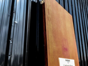 Wooden door, wood pattern outside, white inside, twist lock. There is a shock absorber to slow down opening and closing, Soft Close system.