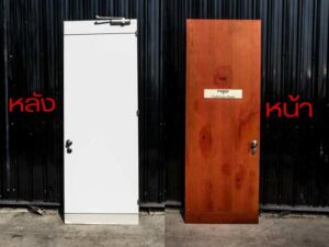 Wooden door, wood pattern outside, white inside, twist lock. There is a shock absorber to slow down opening and closing, Soft Close system.