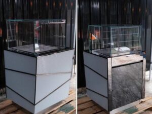 Jewelry cabinet, glass cabinet to display products The base is designed with a stainless steel cut glass pattern. There is a storage cabinet with 1 door that opens in a gray stone pattern.