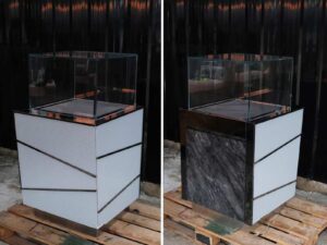Jewelry cabinet, glass cabinet to display products The base is designed with a stainless steel cut glass pattern. There is a storage cabinet with 1 door that opens in a gray stone pattern.