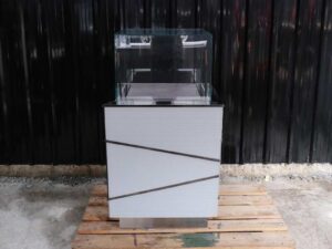 Jewelry cabinet, glass cabinet to display products The base is designed with a stainless steel cut glass pattern. There is a storage cabinet with 1 door that opens in a gray stone pattern.