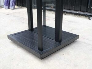 Product shelves, 2 sides, glass divider in the middle Black steel frame, wooden base