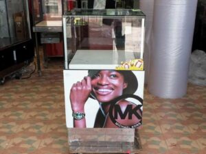 Jewelry cabinet, glass cabinet to display products Square shape, 1 glass door opening, white wooden base.