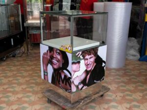 Jewelry cabinet, glass cabinet to display products Square shape, 1 glass door opening, white wooden base.
