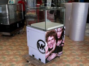 Jewelry cabinet, glass cabinet to display products Square shape, 1 glass door opening, white wooden base.
