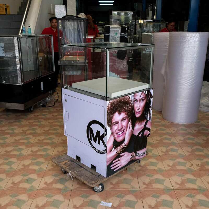 Jewelry cabinet, glass cabinet to display products Square shape, 1 glass door opening, white wooden base.