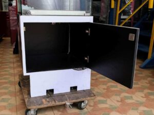 Jewelry cabinet, glass cabinet to display products Square shape, 1 glass door opening, white wooden base.