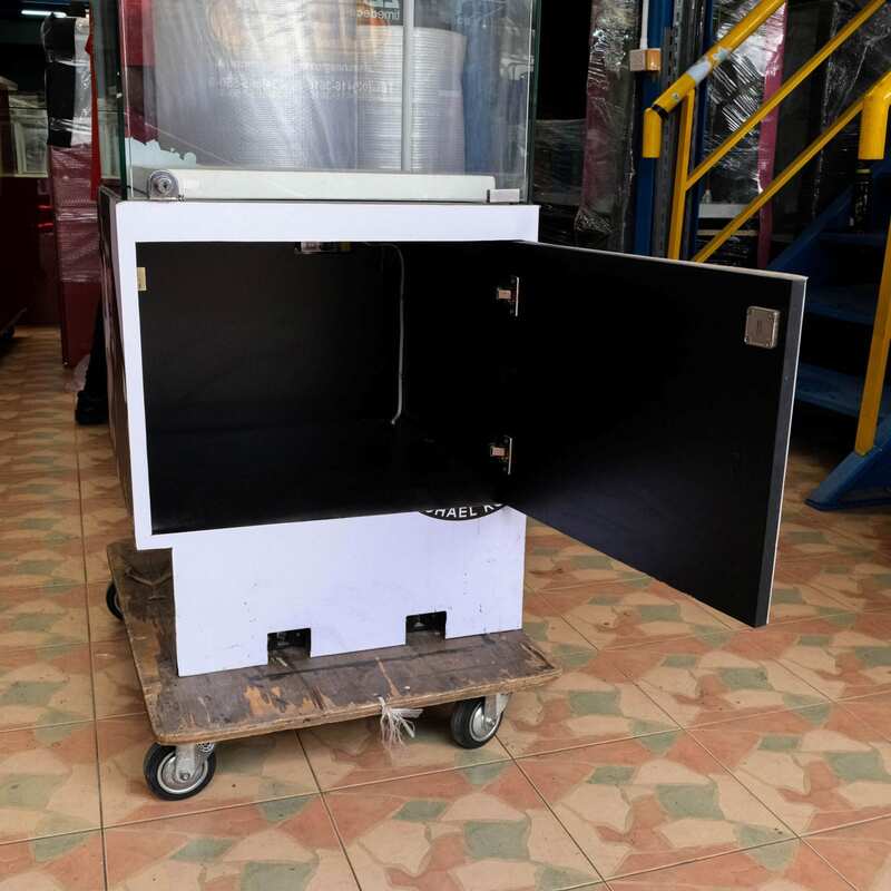 Jewelry cabinet, glass cabinet to display products Square shape, 1 glass door opening, white wooden base.