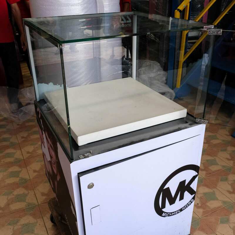 Jewelry cabinet, glass cabinet to display products Square shape, 1 glass door opening, white wooden base.