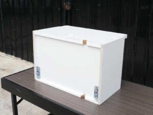 Product shelf Pallet There is a hole for the electrical wire. High gloss white wood frame