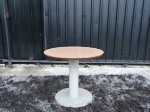 Round table, white steel legs, wooden top, light cream/beech wood color.