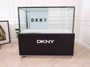 Jewelry cabinet, glass cabinet to display products Rectangular shape, 2 sliding glass doors, black base, has 2 sliding doors for storage.