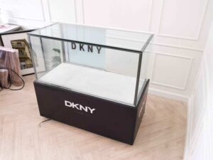 Jewelry cabinet, glass cabinet to display products Rectangular shape, 2 sliding glass doors, black base, has 2 sliding doors for storage.