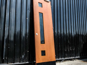 Wooden door with 3 glass panel mullions There is a shock absorber to slow down opening and closing, Soft Close system.
