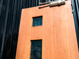 Wooden door with 3 glass panel mullions There is a shock absorber to slow down opening and closing, Soft Close system.
