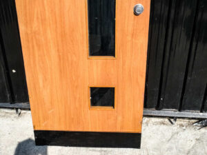 Wooden door with 3 glass panel mullions There is a shock absorber to slow down opening and closing, Soft Close system.