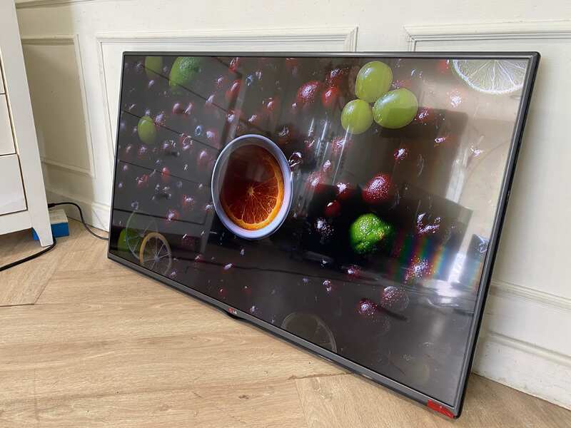 49-inch TV, wall mount, LED, brand LG, model 49LB620T