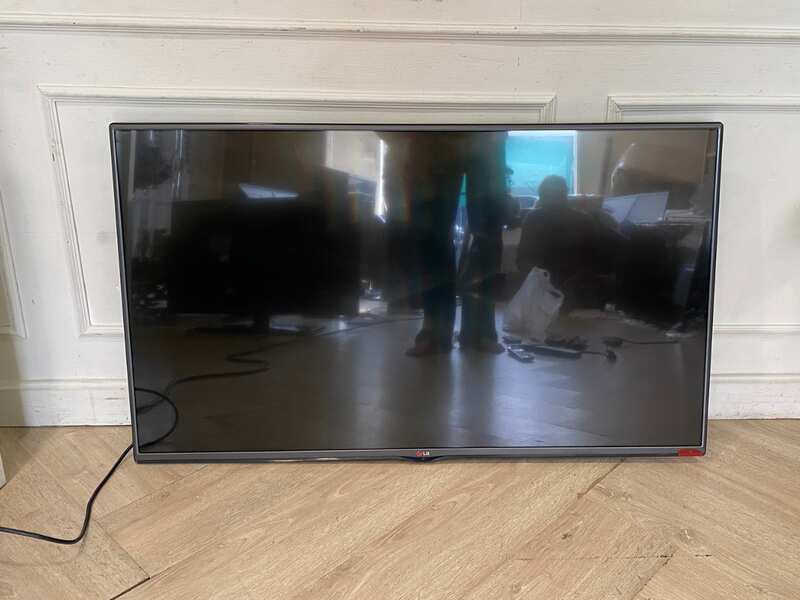 49-inch TV, wall mount, LED, brand LG, model 49LB620T