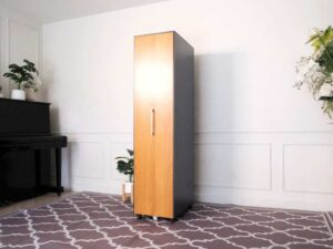Tall filing cabinet, 1 door, gray color, steel frame, wooden top.