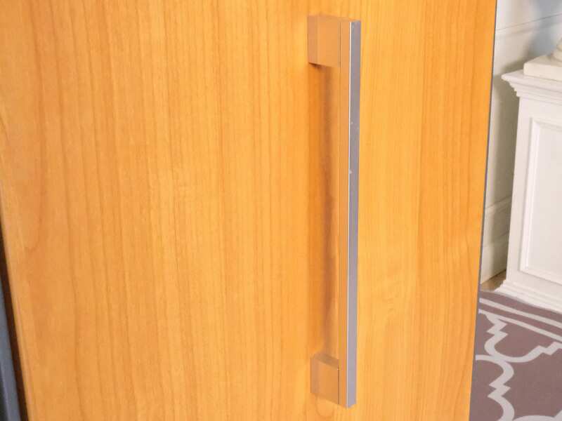 Tall filing cabinet, 1 door, gray color, steel frame, wooden top.