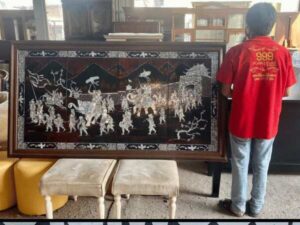 Pictures of ancient warriors inlaid with pearls