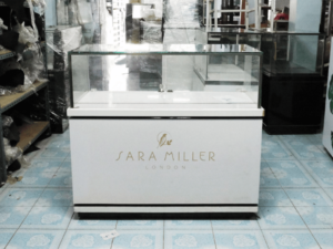Jewelry cabinet, glass cabinet to display products Rectangular shape, white, glass door that opens *no key