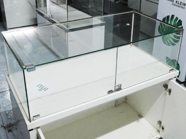Jewelry cabinet, glass cabinet to display products Rectangular shape, white, glass door that opens *no key