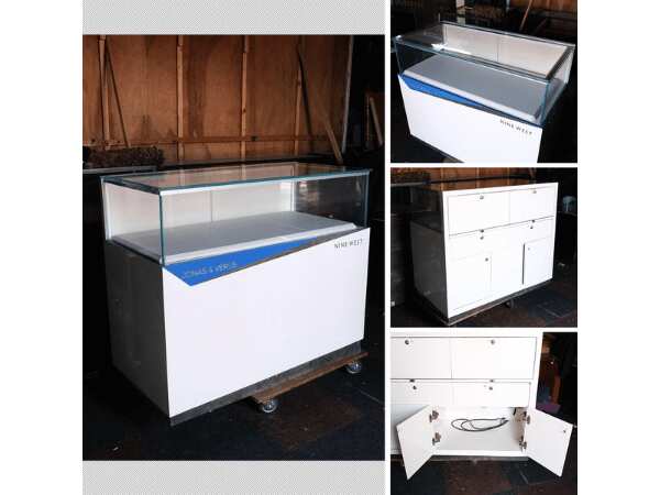 Jewelry cabinet, glass cabinet to display products Rectangular shape glass door open White wooden base with blue stripes
