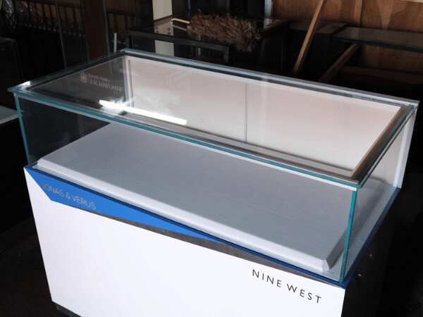 Jewelry cabinet, glass cabinet to display products Rectangular shape glass door open White wooden base with blue stripes