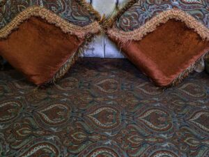 Louis sofa, 3 seat sofa, very beautiful patterned cushions, button pulls, luxurious Louis style, imported product, beautifully carved wooden frame.