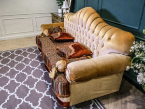 Louis sofa, 3 seat sofa, very beautiful patterned cushions, button pulls, luxurious Louis style, imported product, beautifully carved wooden frame.