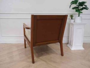 Chair with armrests, wooden frame. Seat cushion made of fabric.