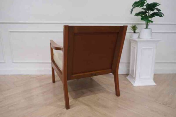 Chair with armrests, wooden frame. Seat cushion made of fabric.