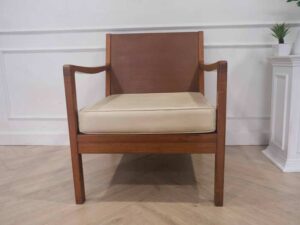 Chair with armrests, wooden frame. Seat cushion made of fabric.