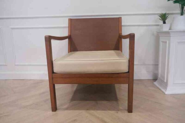 Chair with armrests, wooden frame. Seat cushion made of fabric.