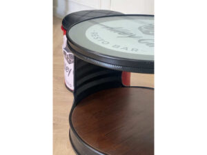 Brown vintage round table + red vintage chairs, black seats, round shape.